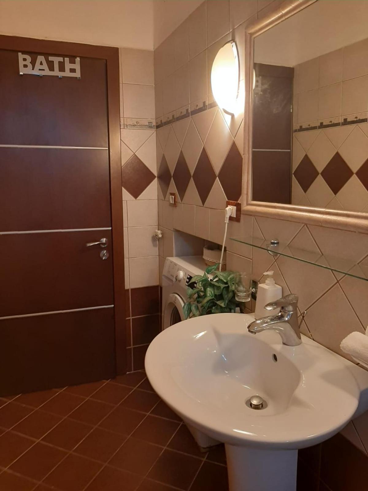 Sofia'S Modern Apartment Gjirokastër Eksteriør bilde